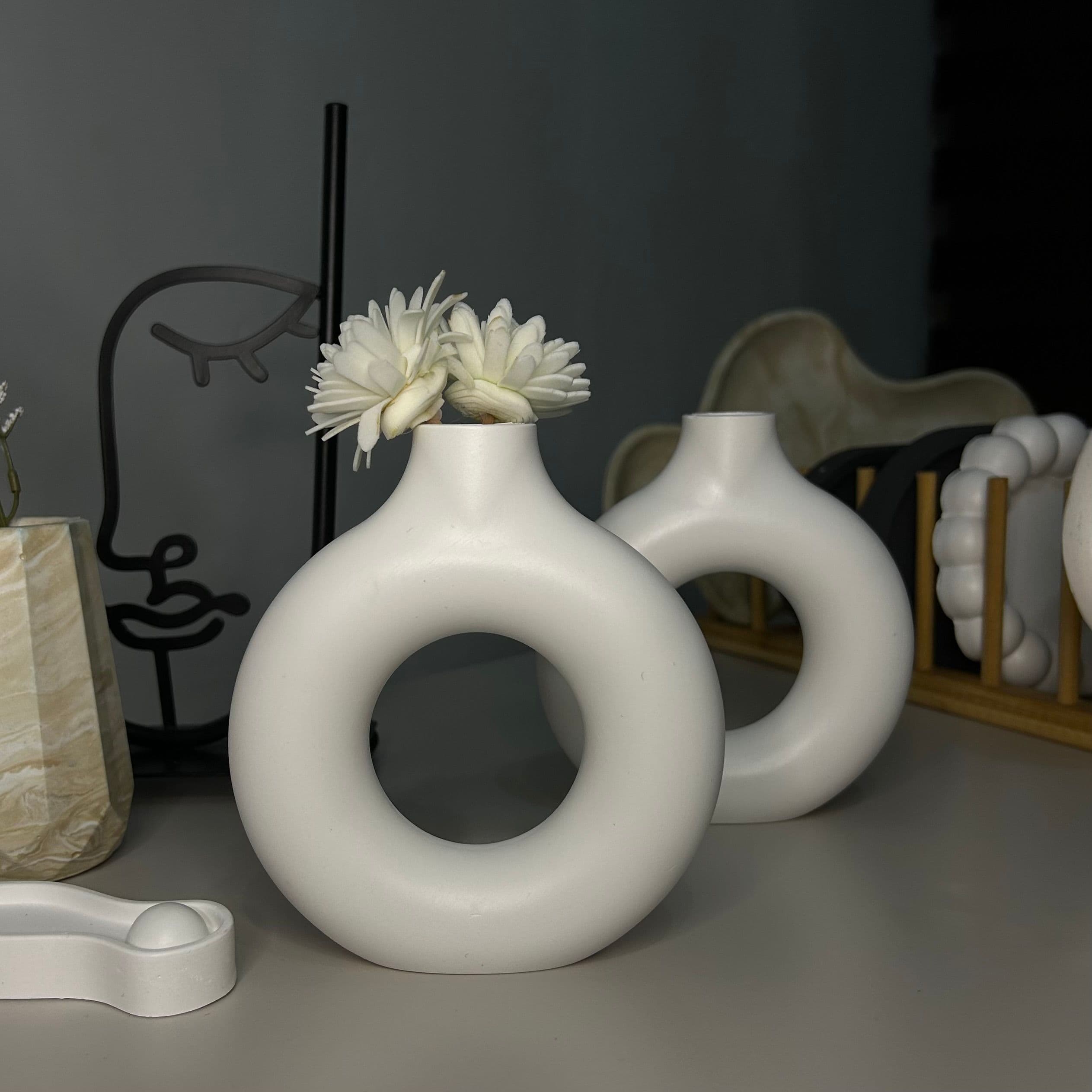 Vazo dekorative me dizajn modern dhe minimalist